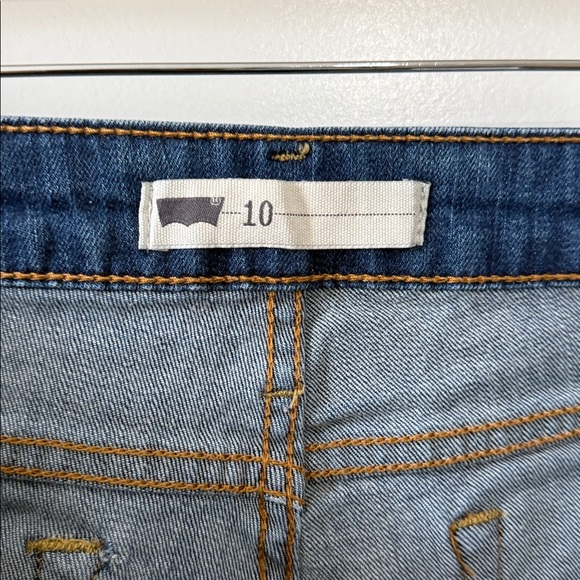 Levi’s Mid-Rise Blue Denim Frayed End Shorts - Picture 3 of 5
